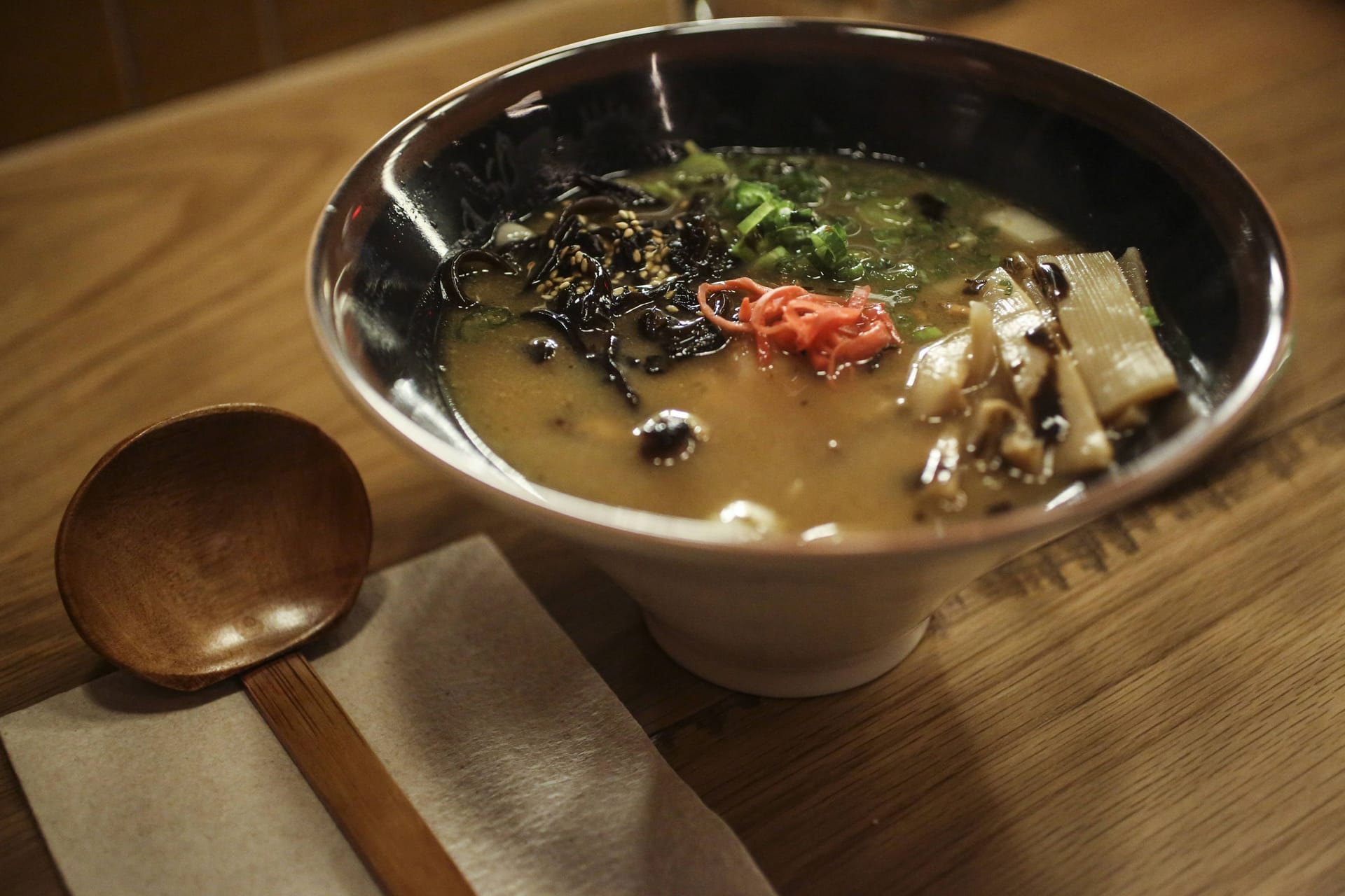 Symbolfoto einer dampfenden Ramen-Suppe: Gleich mehrere Restaurants sind dafür in Frankfurt bekannt.