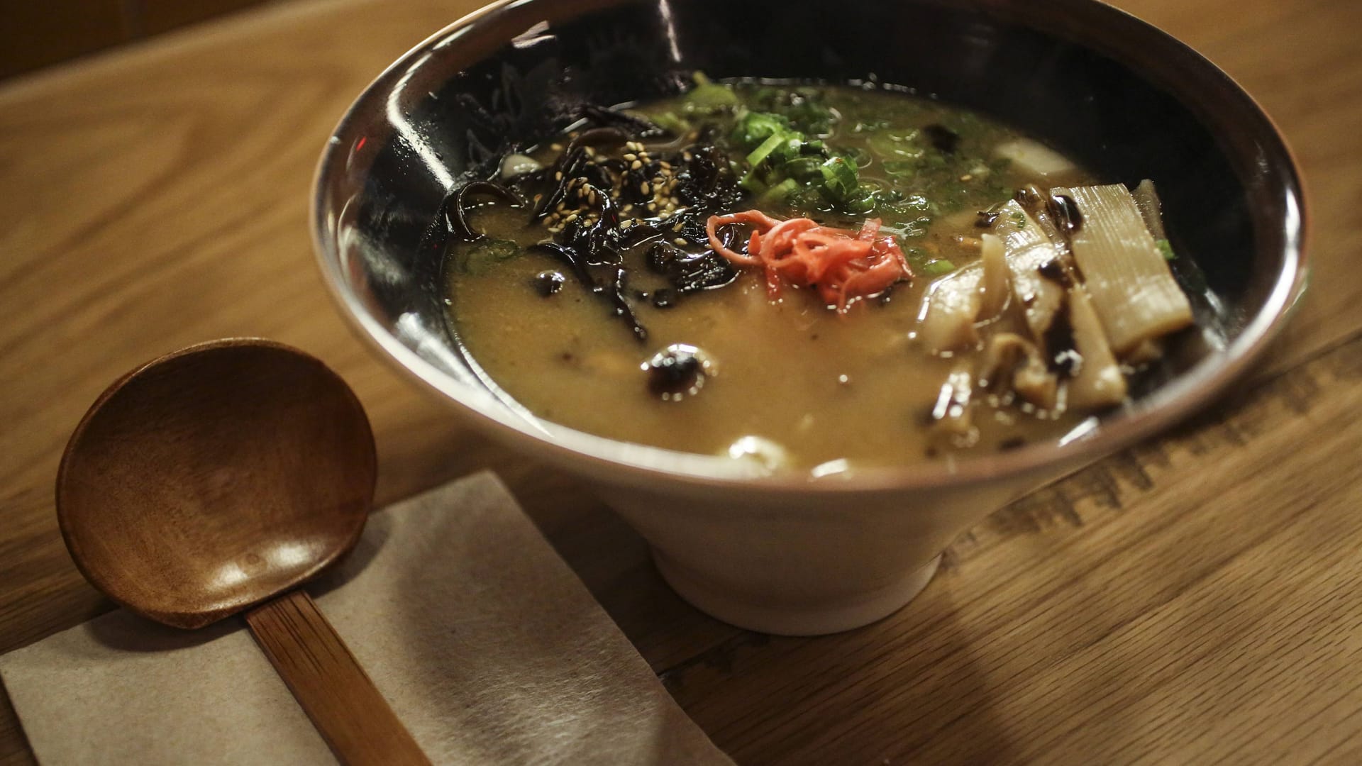 Symbolfoto einer dampfenden Ramen-Suppe: Gleich mehrere Restaurants sind dafür in Frankfurt bekannt.