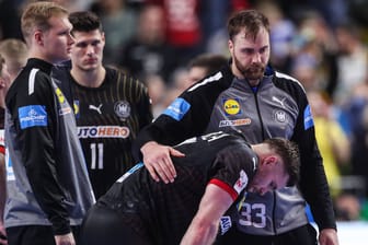Andreas Wolff (r.) tröstet Johannes Golla: Das Aus bei der Handball-EM enttäuschte die Nationalspieler.
