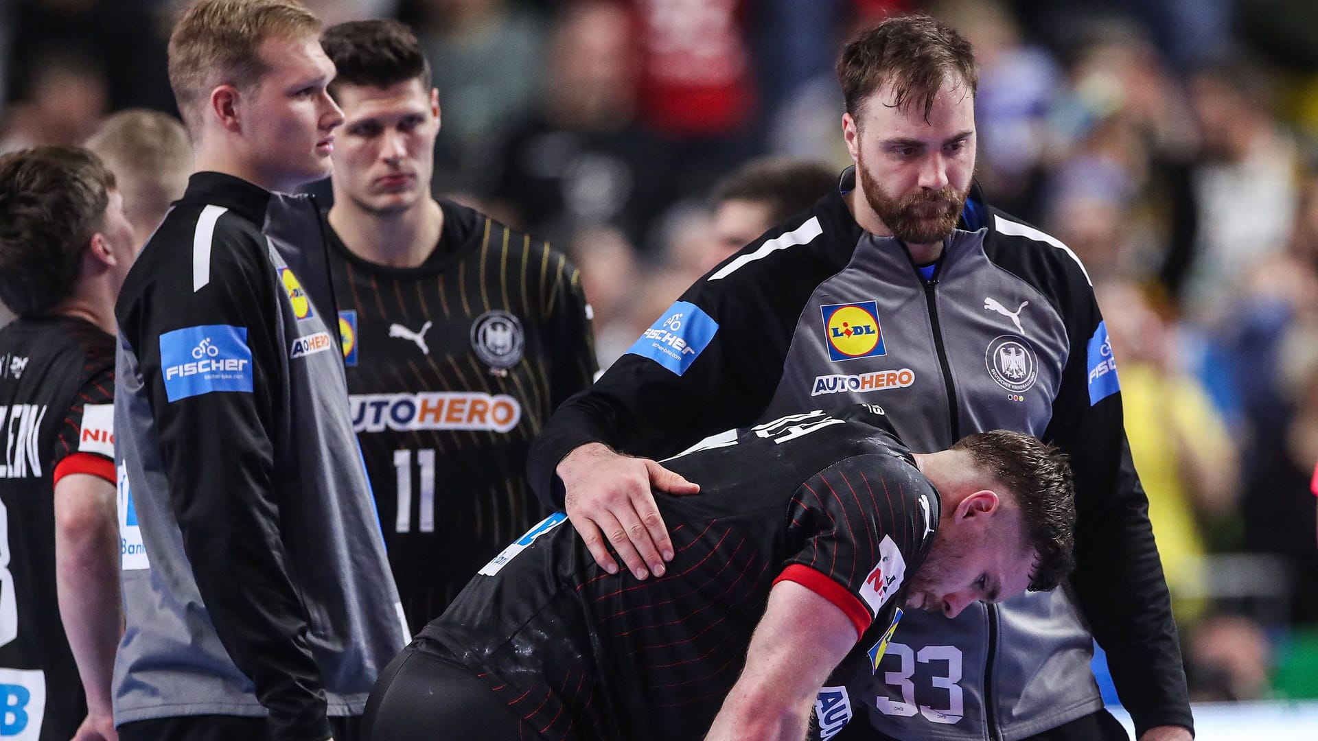 Andreas Wolff (r.) tröstet Johannes Golla: Das Aus bei der Handball-EM enttäuschte die Nationalspieler.