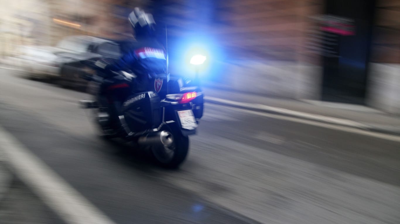 Carabiniere auf einem Motorrad in Rom (Symbolbild): Ein 14-Jähriger ist hier im Kugelhagel gestorben.