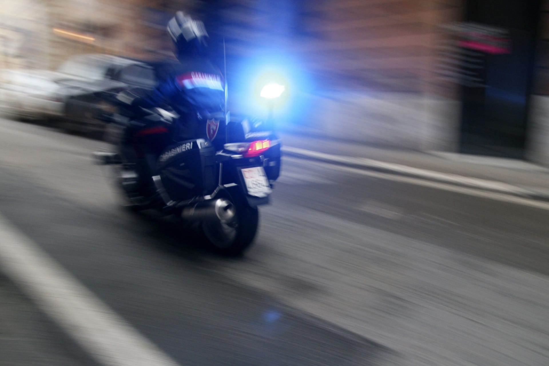 Carabiniere auf einem Motorrad in Rom (Symbolbild): Ein 14-Jähriger ist hier im Kugelhagel gestorben.