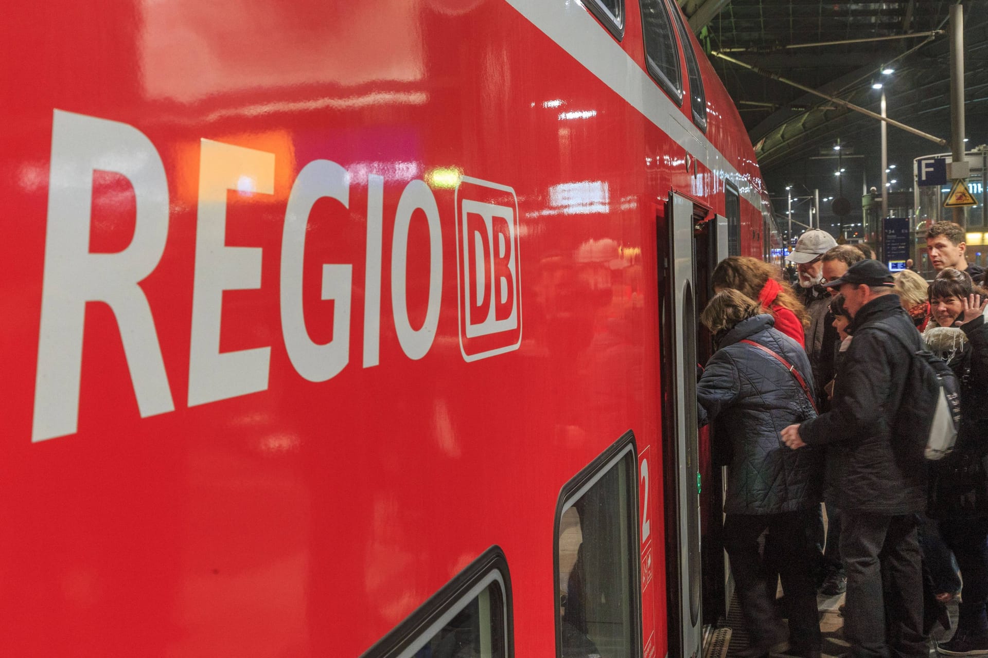 Bahnpendler müssen sich auf große Streckensperrungen zum neuen Jahr einstellen (Symbolfoto).