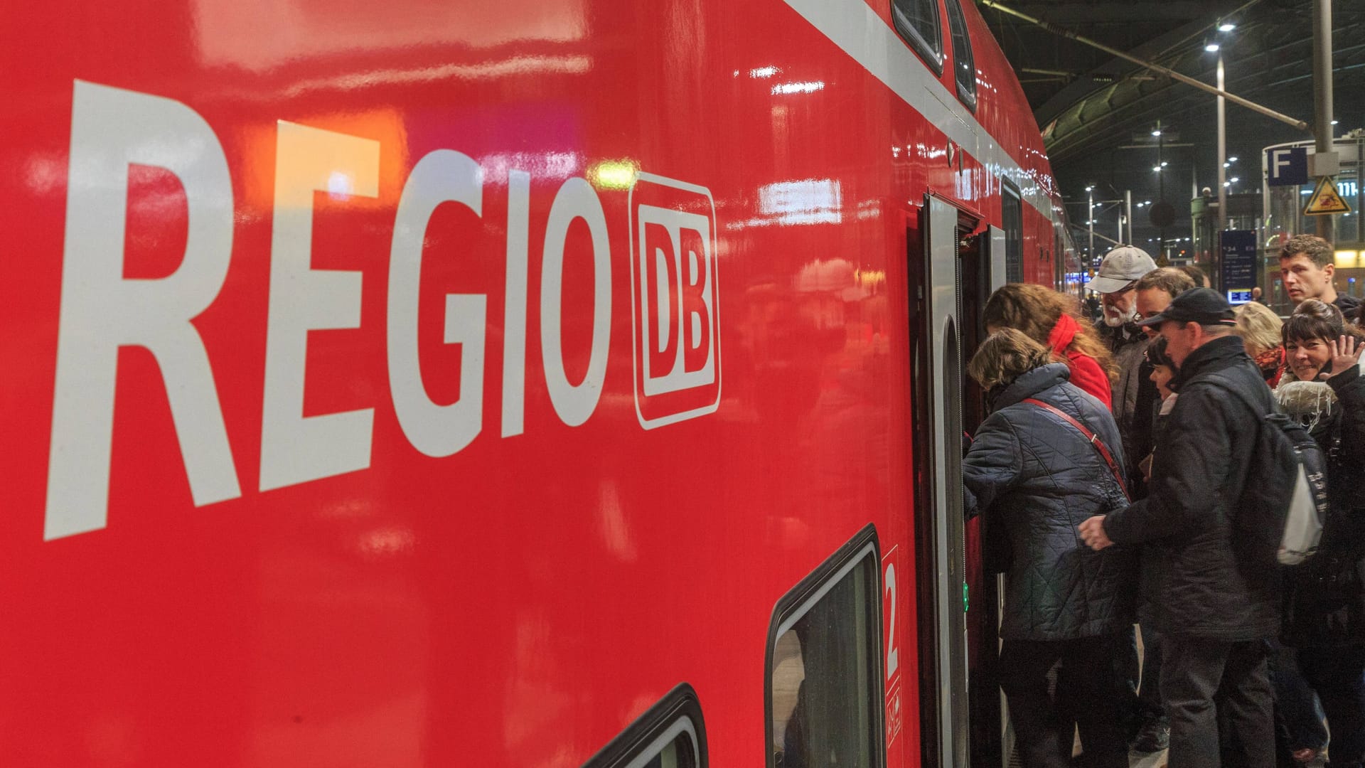 Bahnpendler müssen sich auf große Streckensperrungen zum neuen Jahr einstellen (Symbolfoto).