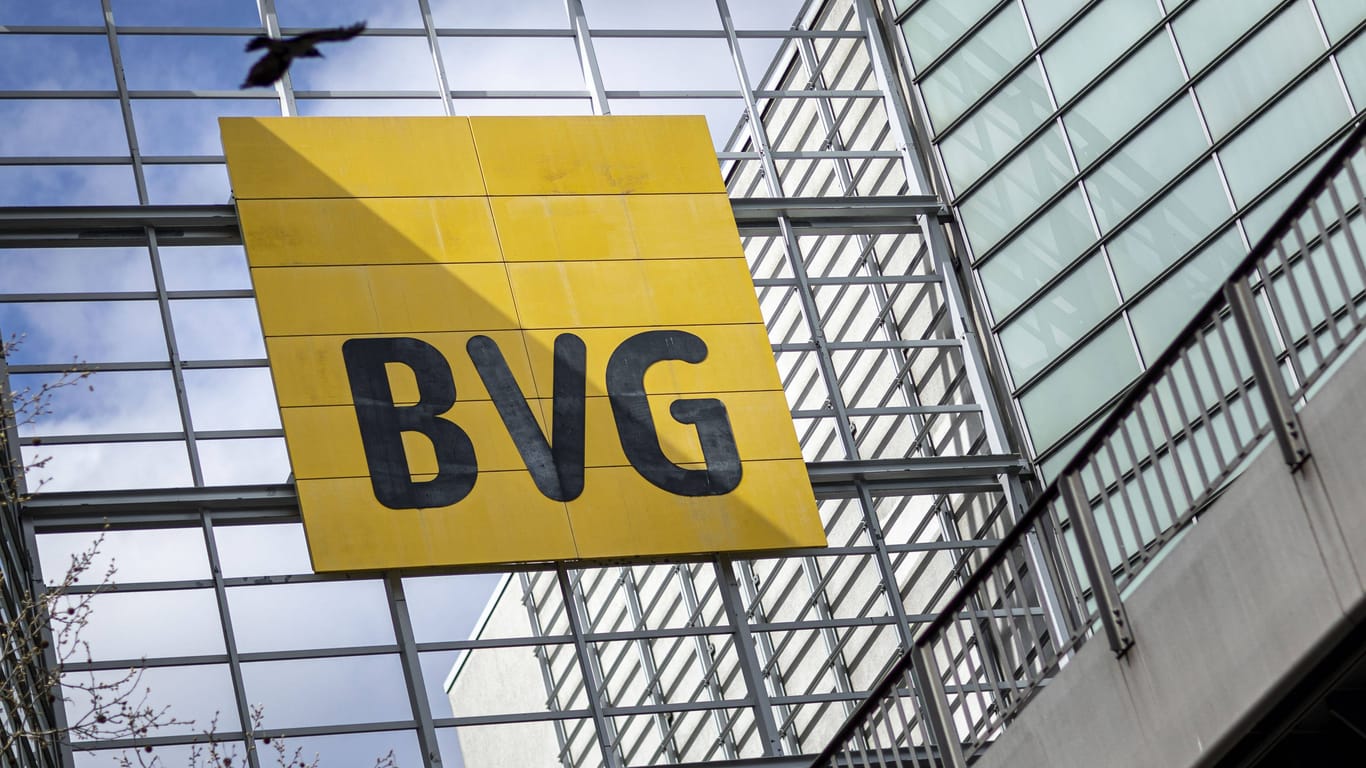 Das Logo der Berliner Verkehrsbetriebe BVG in der Naehe des U-Bahnhofs Gleisdreick