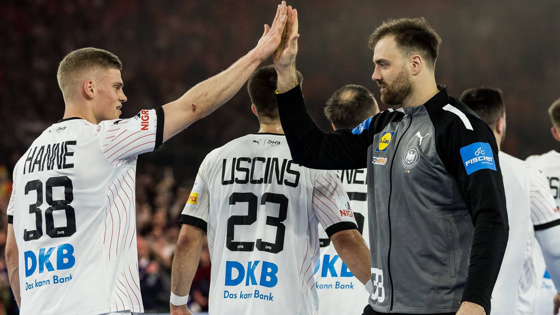 Martin Hanne (l.) klatscht mit Andreas Wolff ab: Der Sieg gegen die Schweiz fiel überraschend klar aus.