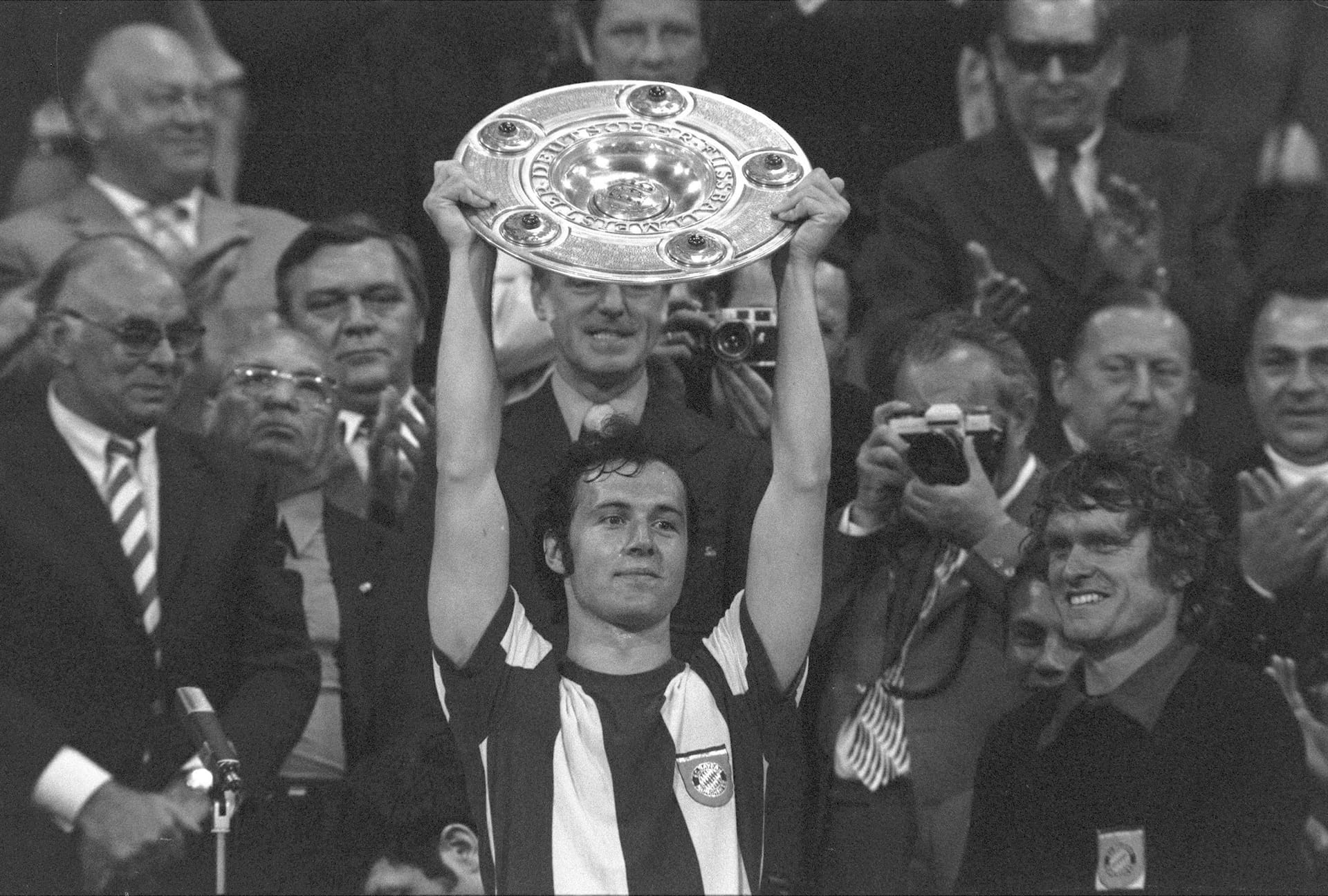 Franz Beckenbauer spielte von 1964 bis 1977 beim FC Bayern und gewann viele Trophäen mit dem Klub.