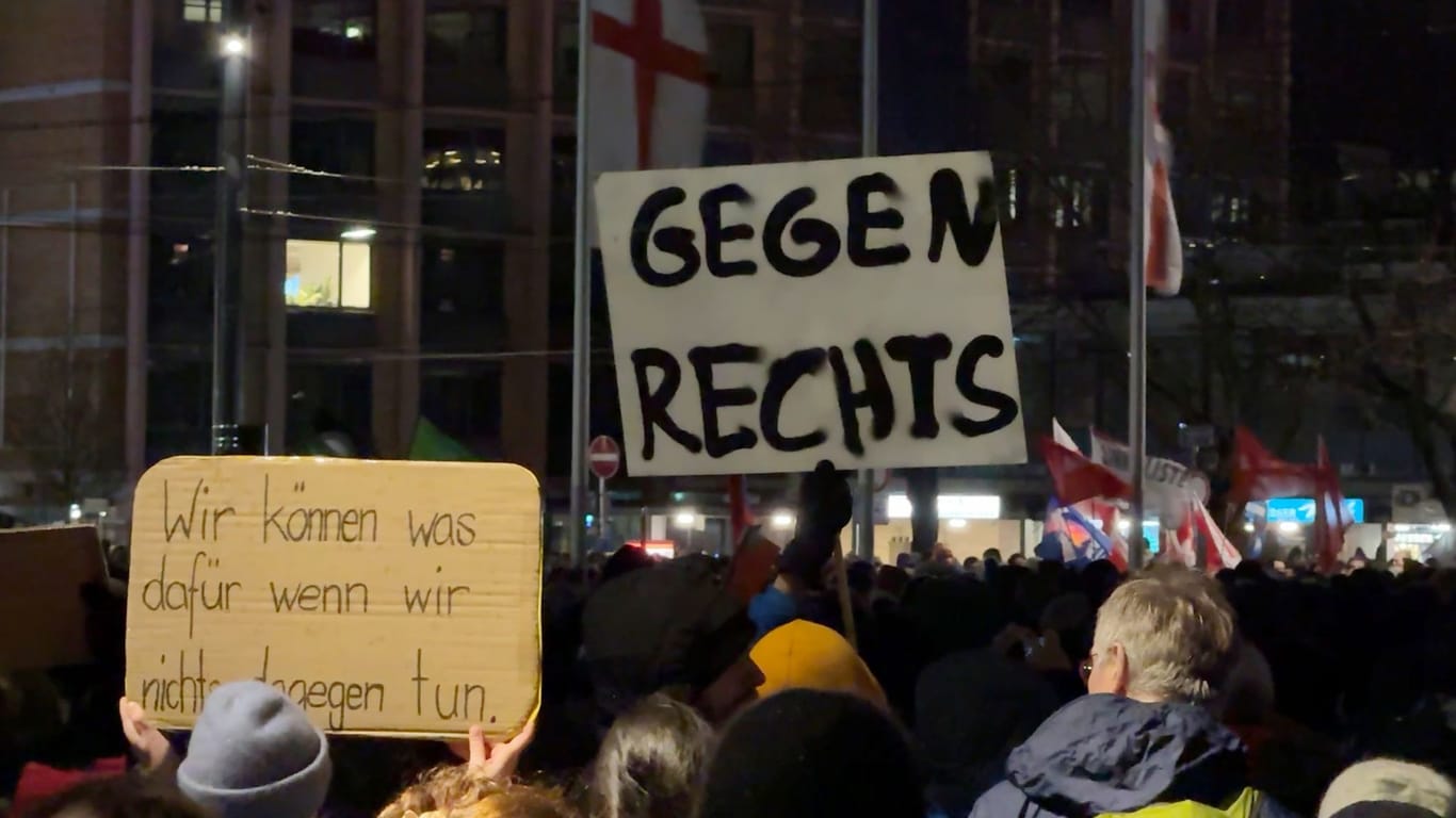 Eine Demo gegen rechts (Symbolbild): Auch in Bremen werden Tausende Teilnehmer erwartet.