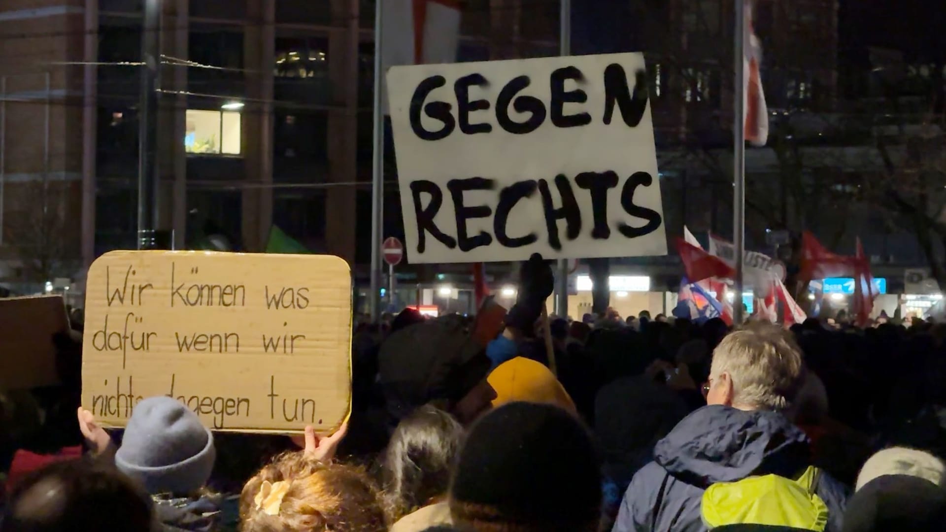 Eine Demo gegen rechts (Symbolbild): Auch in Bremen werden Tausende Teilnehmer erwartet.