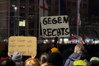 Eine Demo gegen rechts (Symbolbild): Auch in Bremen werden Tausende Teilnehmer erwartet.