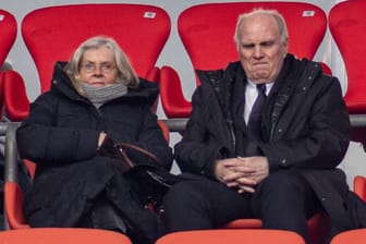 Uli Hoeneß mit Frau Susanne: Der Ehrenpräsident des FC Bayern war für den emotionalen Höhepunkt der Trauerfeier für Franz Beckenbauer zuständig.