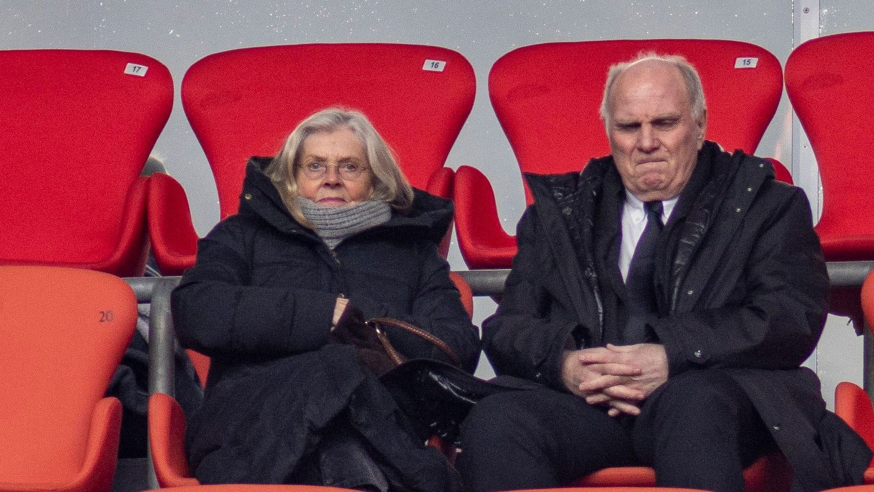 Uli Hoeneß mit Frau Susanne: Der Ehrenpräsident des FC Bayern war für den emotionalen Höhepunkt der Trauerfeier für Franz Beckenbauer zuständig.