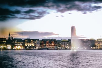 Dunkle Wolken über Hamburgs Topadressen an der Alster (Symbolbild): Jedes Grundstück ist Millionen Euro wert.