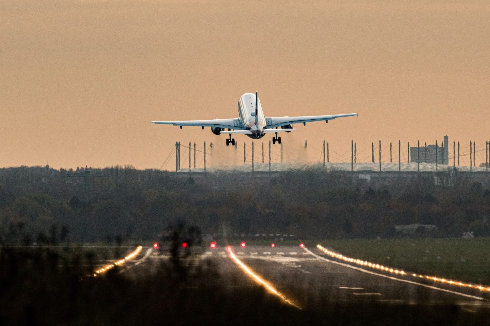 Ein Flugzeug hebt ab