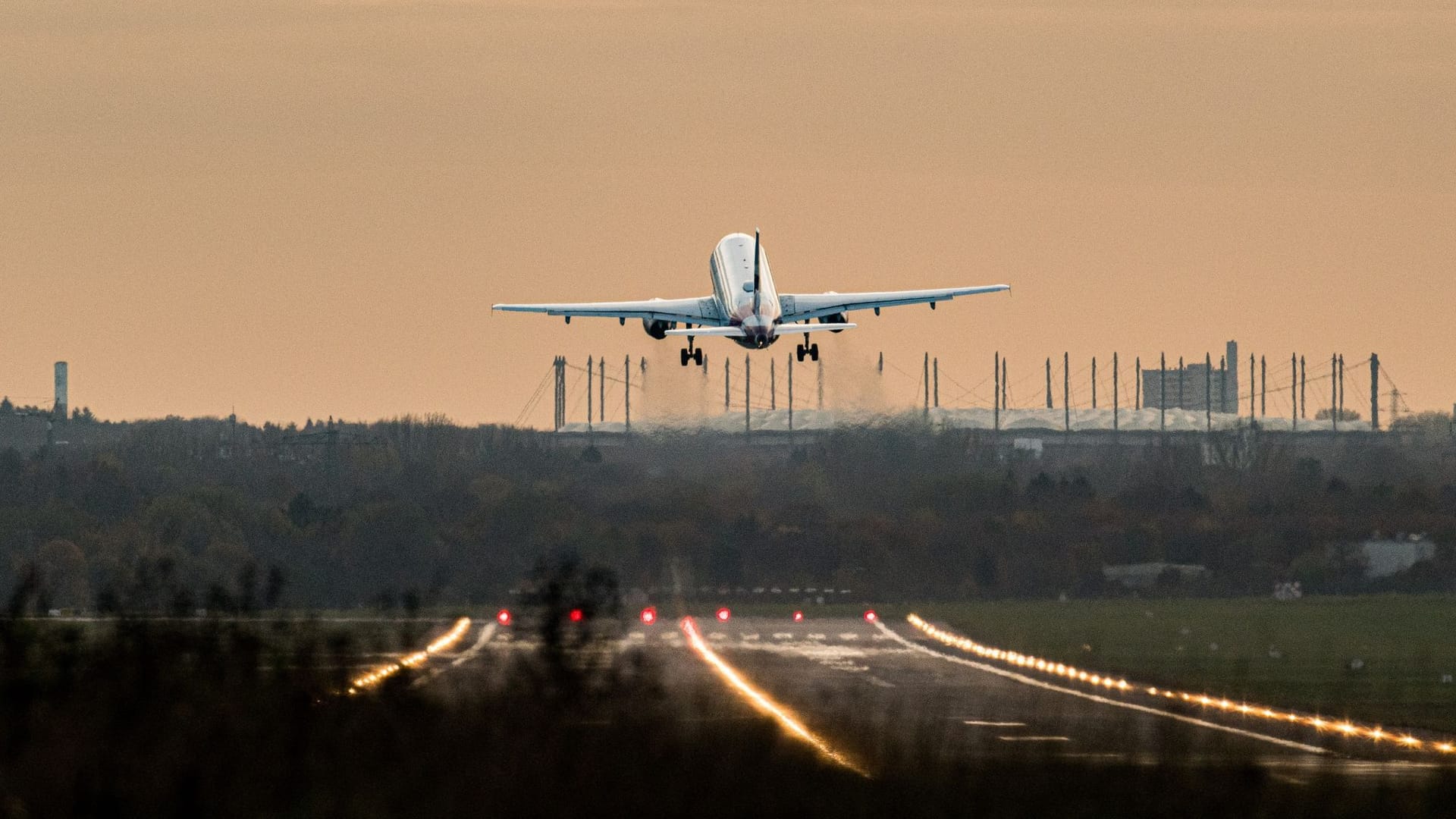 Ein Flugzeug hebt ab