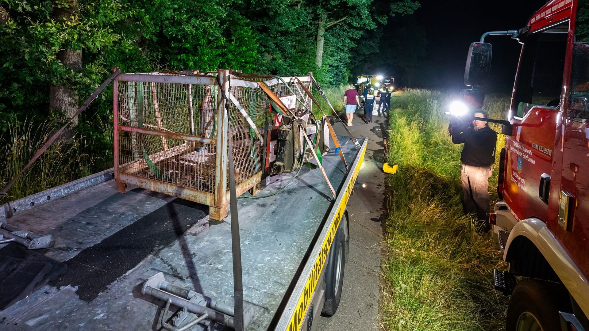 Die Gitterbox von dem in den Unfall verwickelten Radlader liegt auf einem Anhänger (Archivbild): Bei dem Unfall in im Landkreis Harburg waren im Juni 2023 zwei Menschen gestorben. Die Gitterbox von dem in den Unfall verwickelten Radlader liegt auf einem Anhänger (Archivbild): Bei dem Unfall in im Landkreis Harburg waren im Juni 2023 zwei Menschen gestorben.