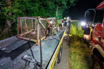 Die Gitterbox von dem in den Unfall verwickelten Radlader liegt auf einem Anhänger (Archivbild): Bei dem Unfall in im Landkreis Harburg waren im Juni 2023 zwei Menschen gestorben.
