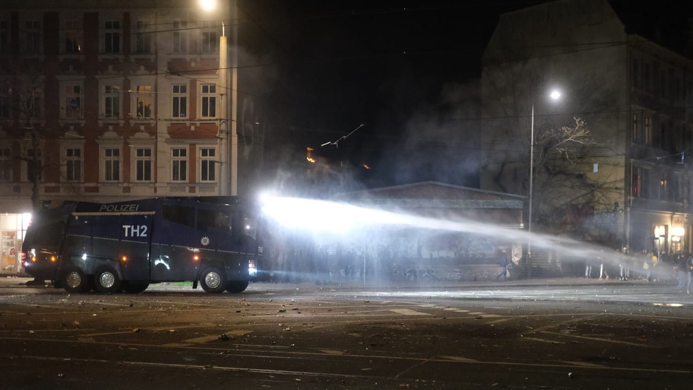 Ein Wasserwerfer der Polizei auf einer Straße im Stadtteil Connewitz: In der Neujahrsnacht hatte die Polizei viel zu tun.
