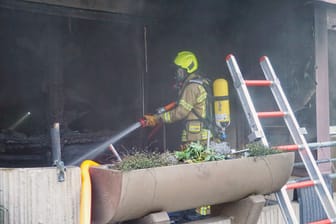 In Ratingen musste die Feuerwehr über den Balkon einer brennenden Wohnung eine Person retten.