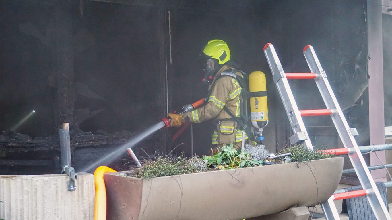 In Ratingen musste die Feuerwehr über den Balkon einer brennenden Wohnung eine Person retten.