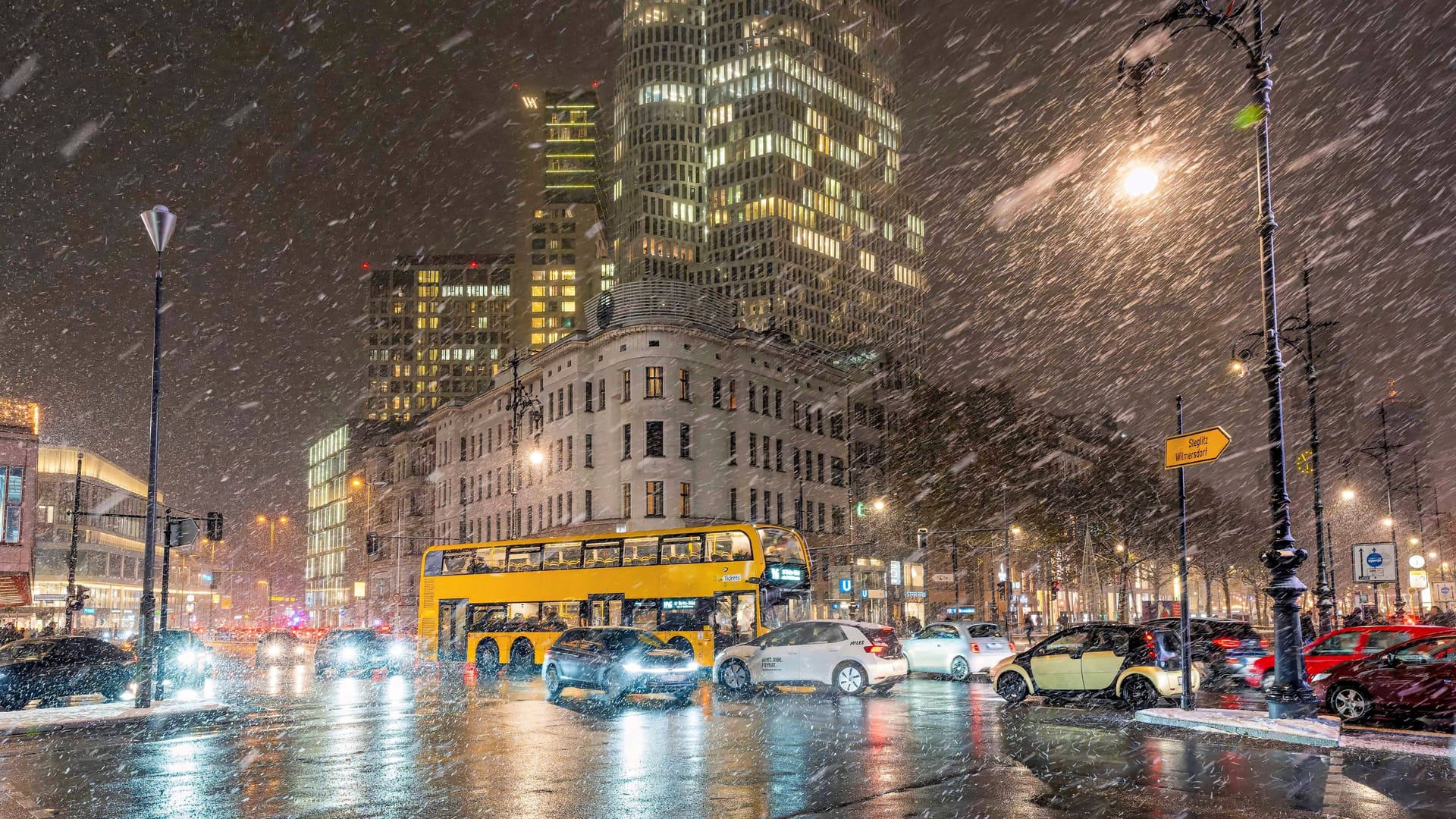 Dichtes Schneetreiben in Berlin (Archivbild): In Berlin besteht die kommenden Tage die Gefahr von Glätte.