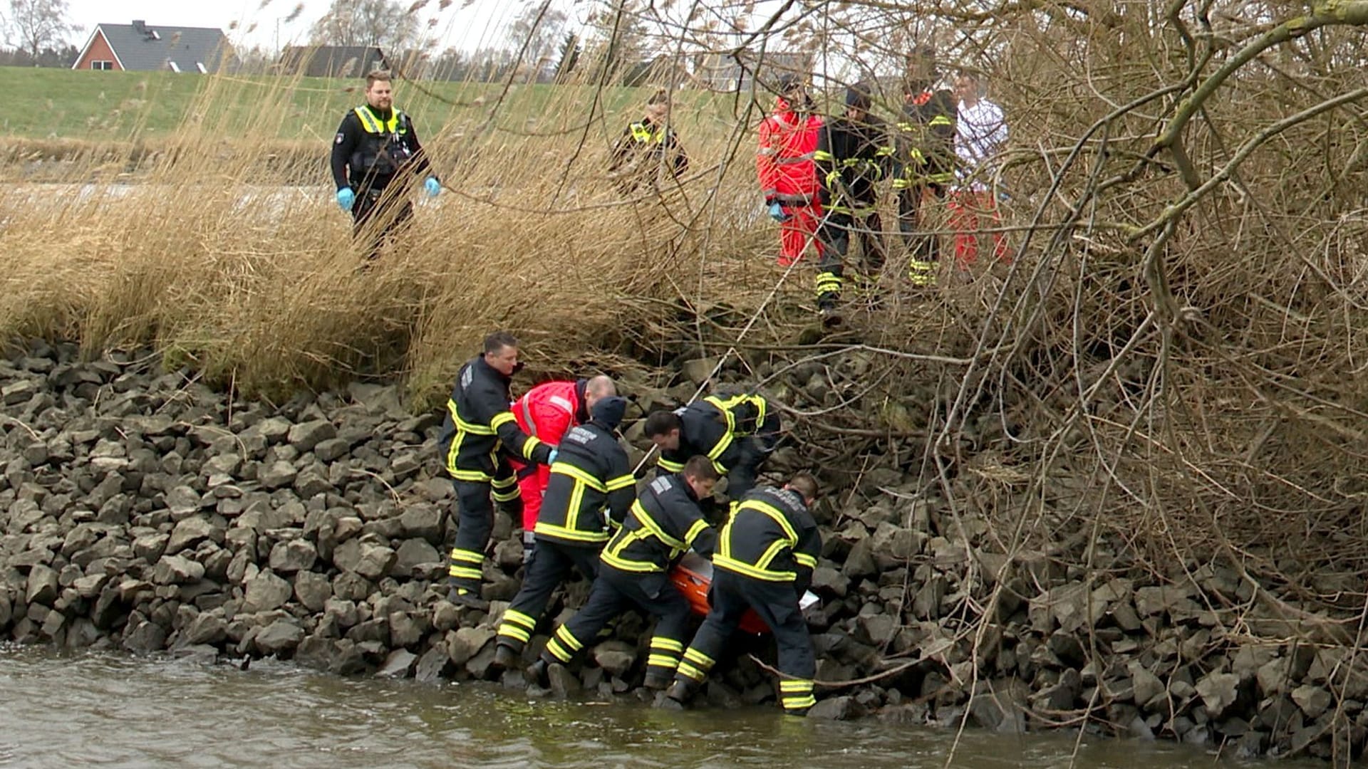 Einsatzkräfte bergen im Stadtteil Ochsenwerder eine Leiche aus dem Uferbereich der Elbe: Die Identität der toten Person ist noch unklar. Einsatzkräfte bergen im Stadtteil Ochsenwerder eine Leiche aus dem Uferbereich der Elbe: Die Identität der toten Person ist noch unklar.