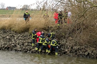 Einsatzkräfte bergen im Stadtteil Ochsenwerder eine Leiche aus dem Uferbereich der Elbe: Die Identität der toten Person ist noch unklar.