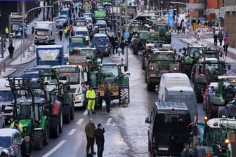 Traktoren stehen nach einer Sternfahrt im Rahmen der Aktionswoche des Bauernverbands in der Innenstadt: Am Donnerstag sind sie auf dem Weg zum Hafen.