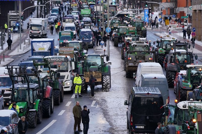 Traktoren stehen nach einer Sternfahrt im Rahmen der Aktionswoche des Bauernverbands in der Innenstadt: Am Donnerstag sind sie auf dem Weg zum Hafen.