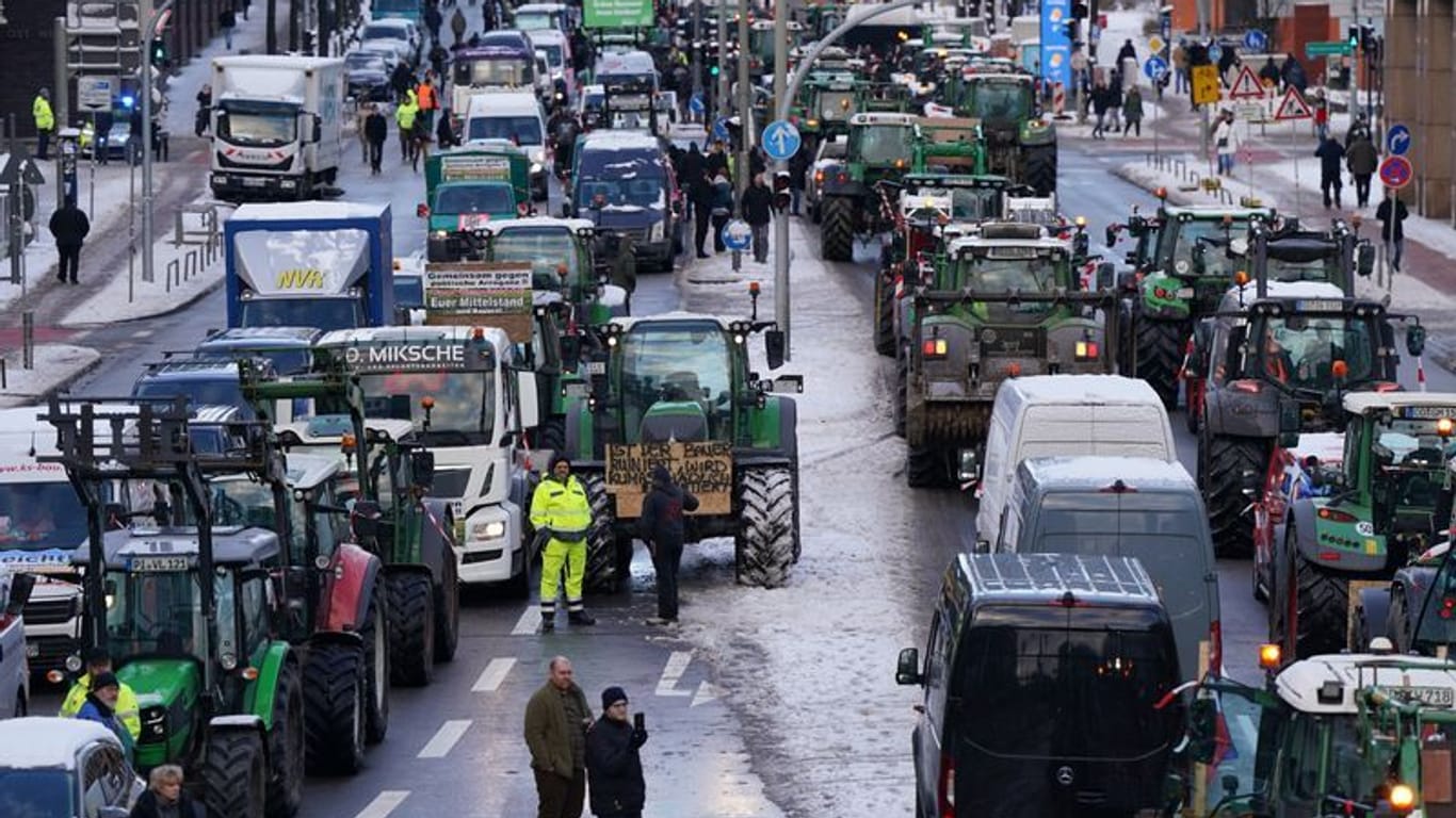 Traktoren stehen nach einer Sternfahrt im Rahmen der Aktionswoche des Bauernverbands in der Innenstadt: Am Donnerstag sind sie auf dem Weg zum Hafen.