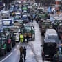 Bauernprotest in Hamburg: Hunderte Trecker fahren zum Hamburger Hafen