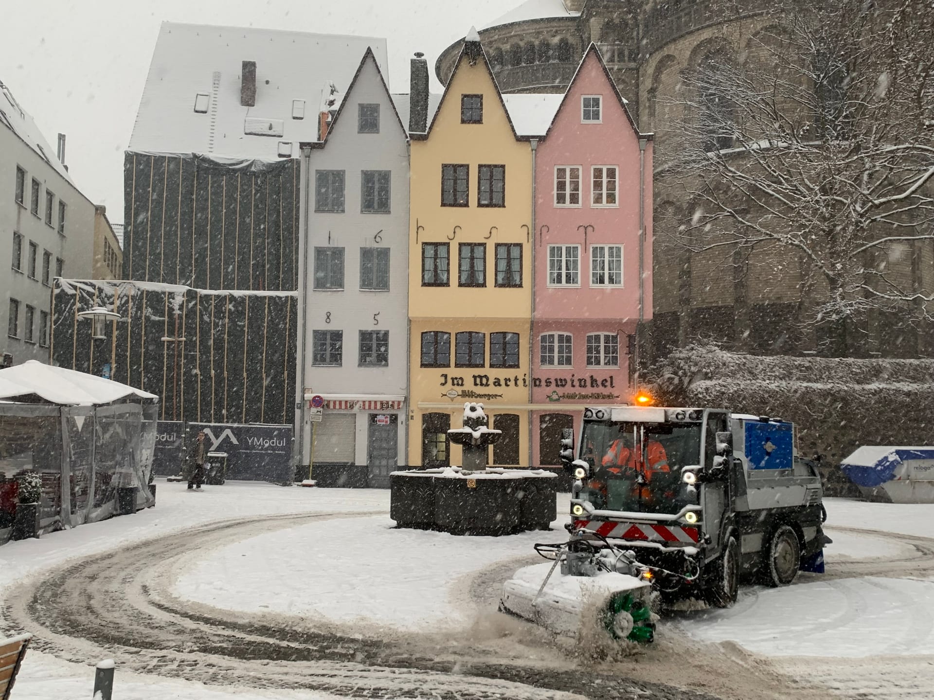 Ein Räumfahrzeug vor dem Martinswinkel