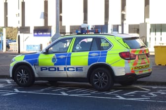 Polizeiauto in England (Symbolbild): Ein Beamter wurde verurteilt, nachdem er ohne Führerschein Polizeiauto gefahren ist.