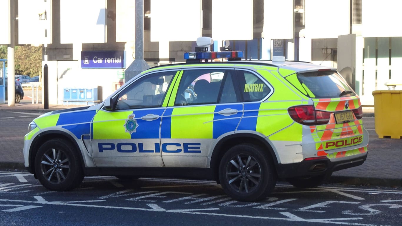 Polizeiauto in England (Symbolbild): Ein Beamter wurde verurteilt, nachdem er ohne Führerschein Polizeiauto gefahren ist.