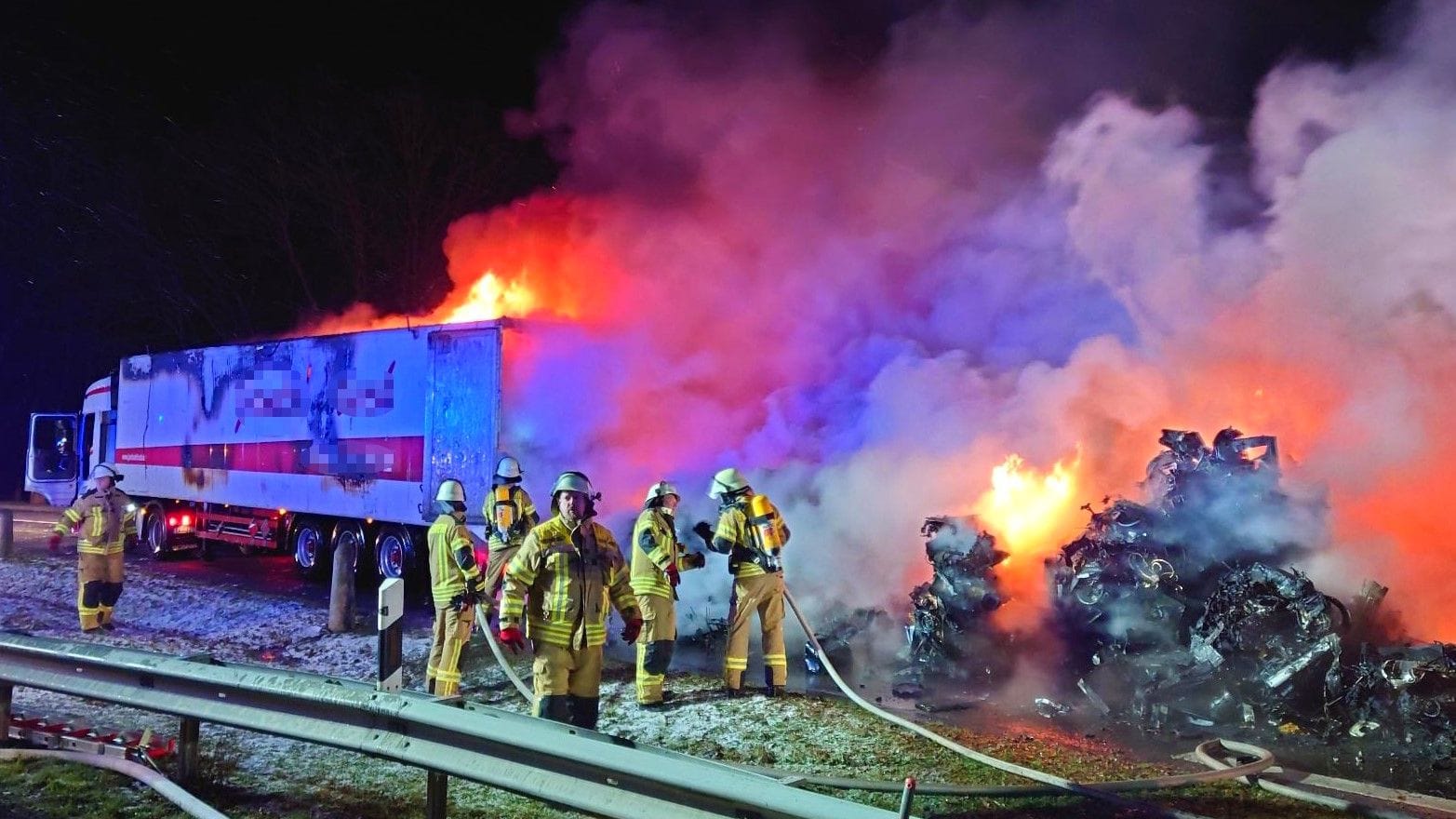 Nichts ging mehr auf der Autobahn 1 zwischen Groß Ippener und Delmenhorst: Dieser Lkw brannte lichterloh in der Nacht.