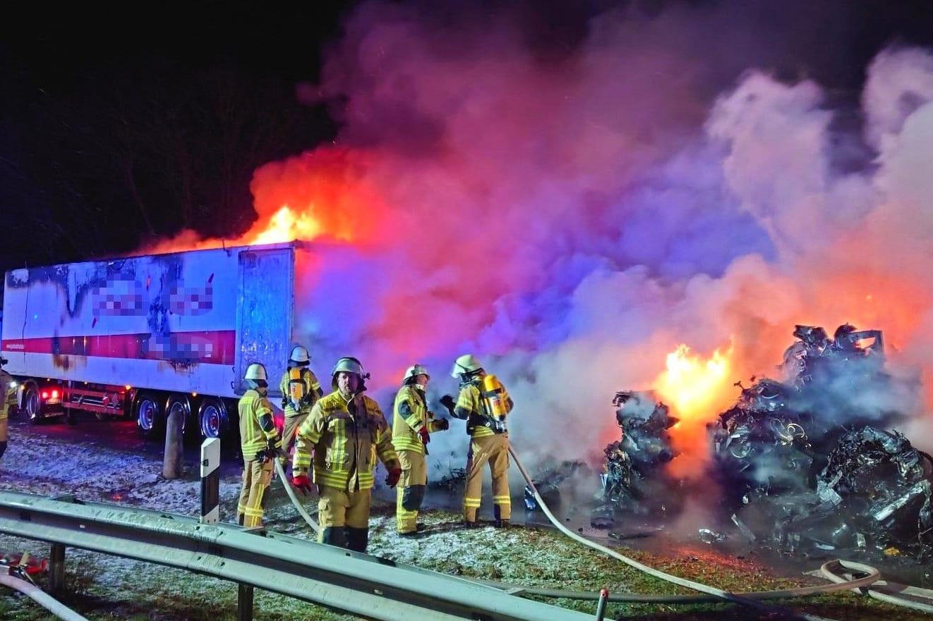 Nichts ging mehr auf der Autobahn 1 zwischen Groß Ippener und Delmenhorst: Dieser Lkw brannte lichterloh in der Nacht.