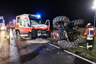 Der Traktor überschlug sich durch die Wucht des Aufpralls, auch der Rettungswagen wurde stark beschädigt.