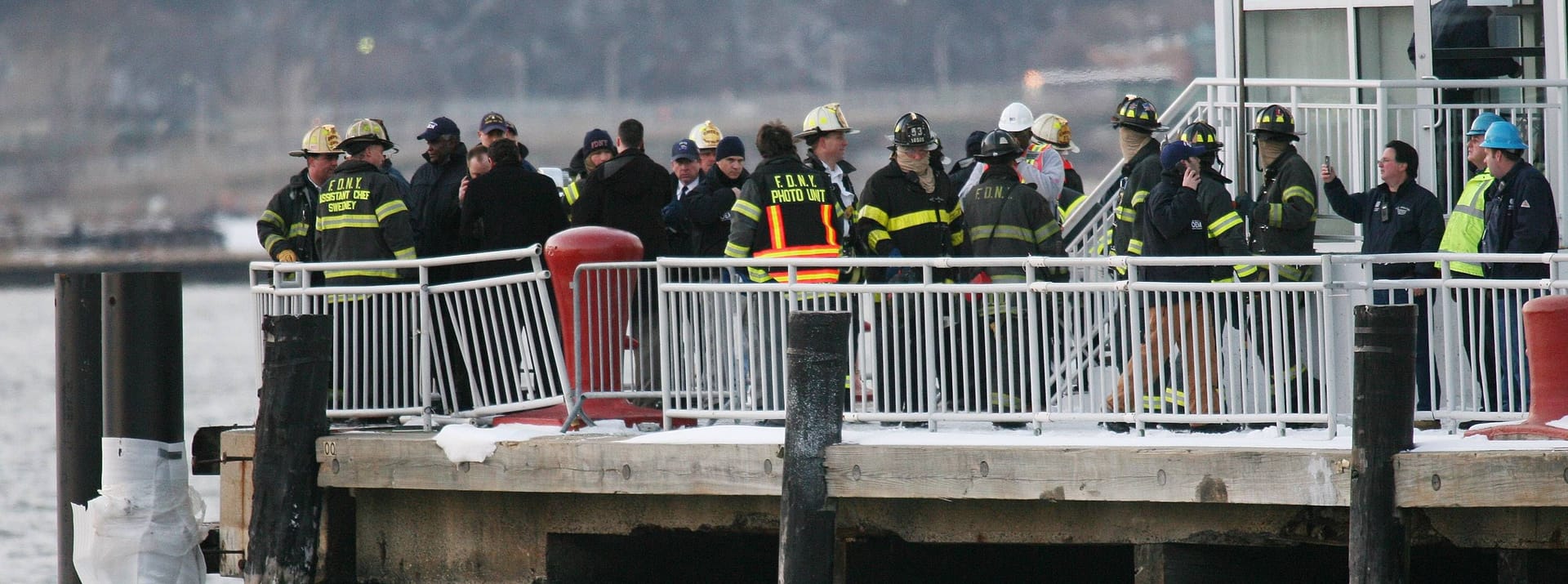 Rettungskräfte am Hudson River, nachdem ein Flugzeug im Wasser notgelandet ist.
