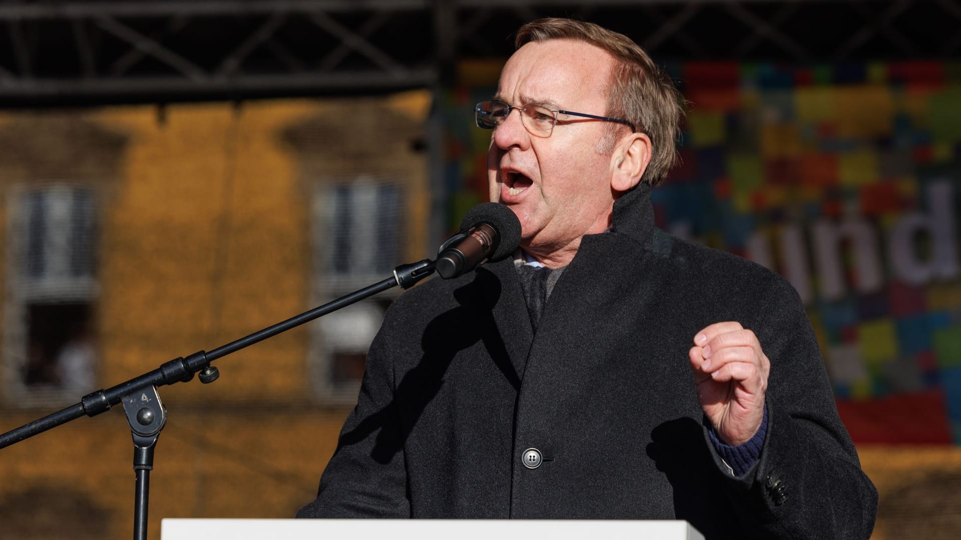 Boris Pistorius (SPD), Bundesminister der Verteidigung, spricht bei einer Demonstration gegen Rechtsextremismus: Er warnte vor der AfD.