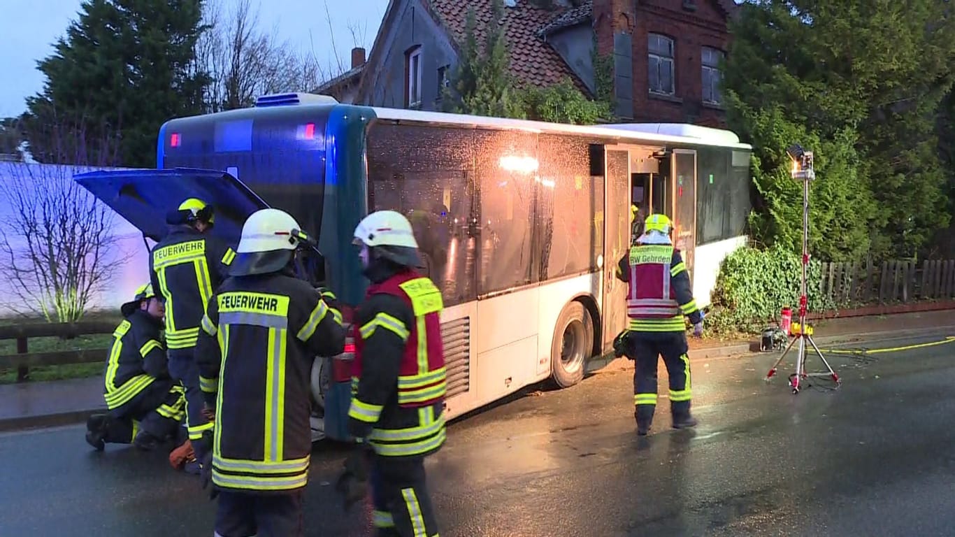 Linienbus prallt gegen leerstehendes Haus - Fahrer tot