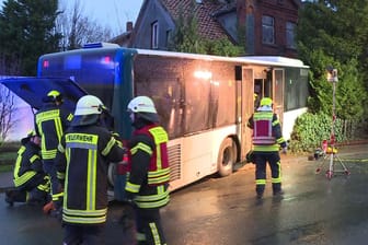Linienbus prallt gegen leerstehendes Haus - Fahrer tot