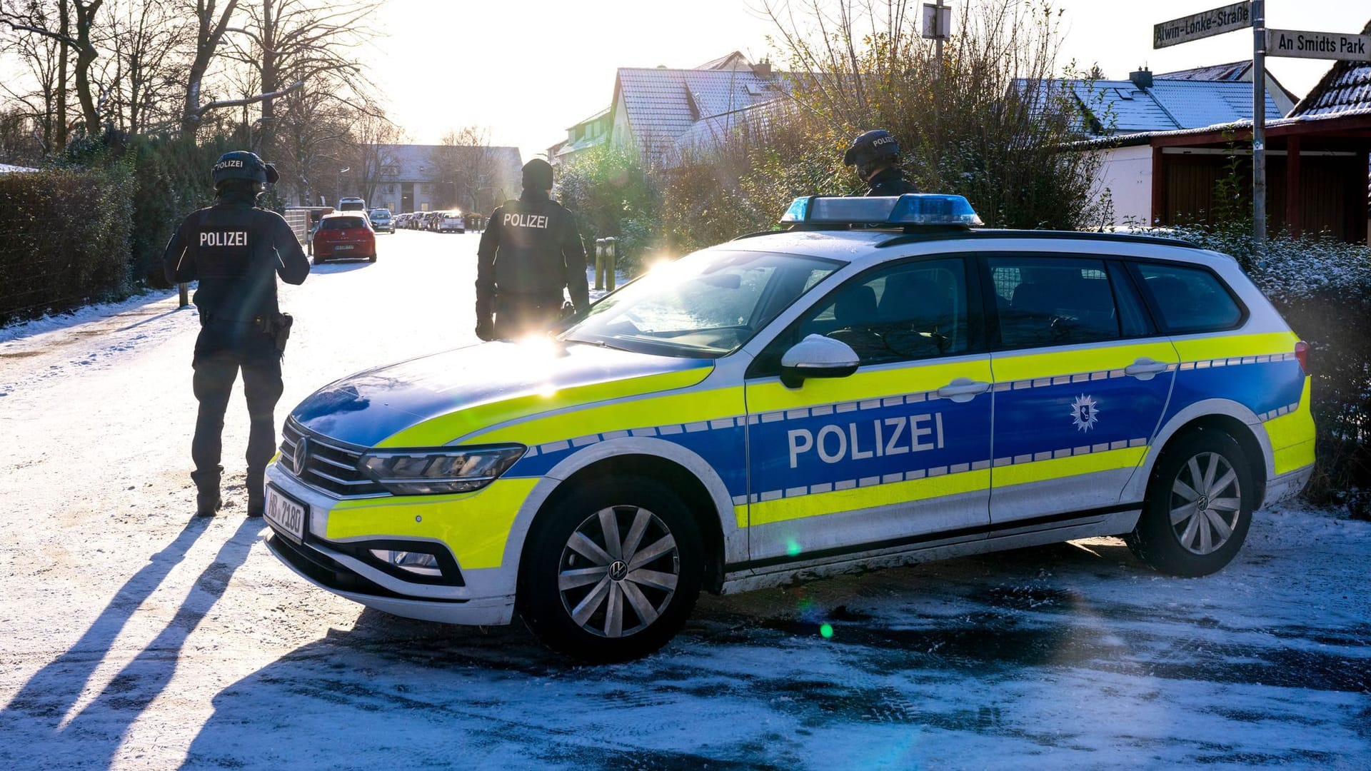 Einsatzfahrzeuge stehen vor der Zufahrt zur Alwin-Lonke-Schule. Nach einer anonymen Drohung durchsucht die Polizei das Gebäude. Einsatzfahrzeuge stehen vor der Zufahrt zur Alwin-Lonke-Schule. Nach einer anonymen Drohung durchsucht die Polizei das Gebäude.