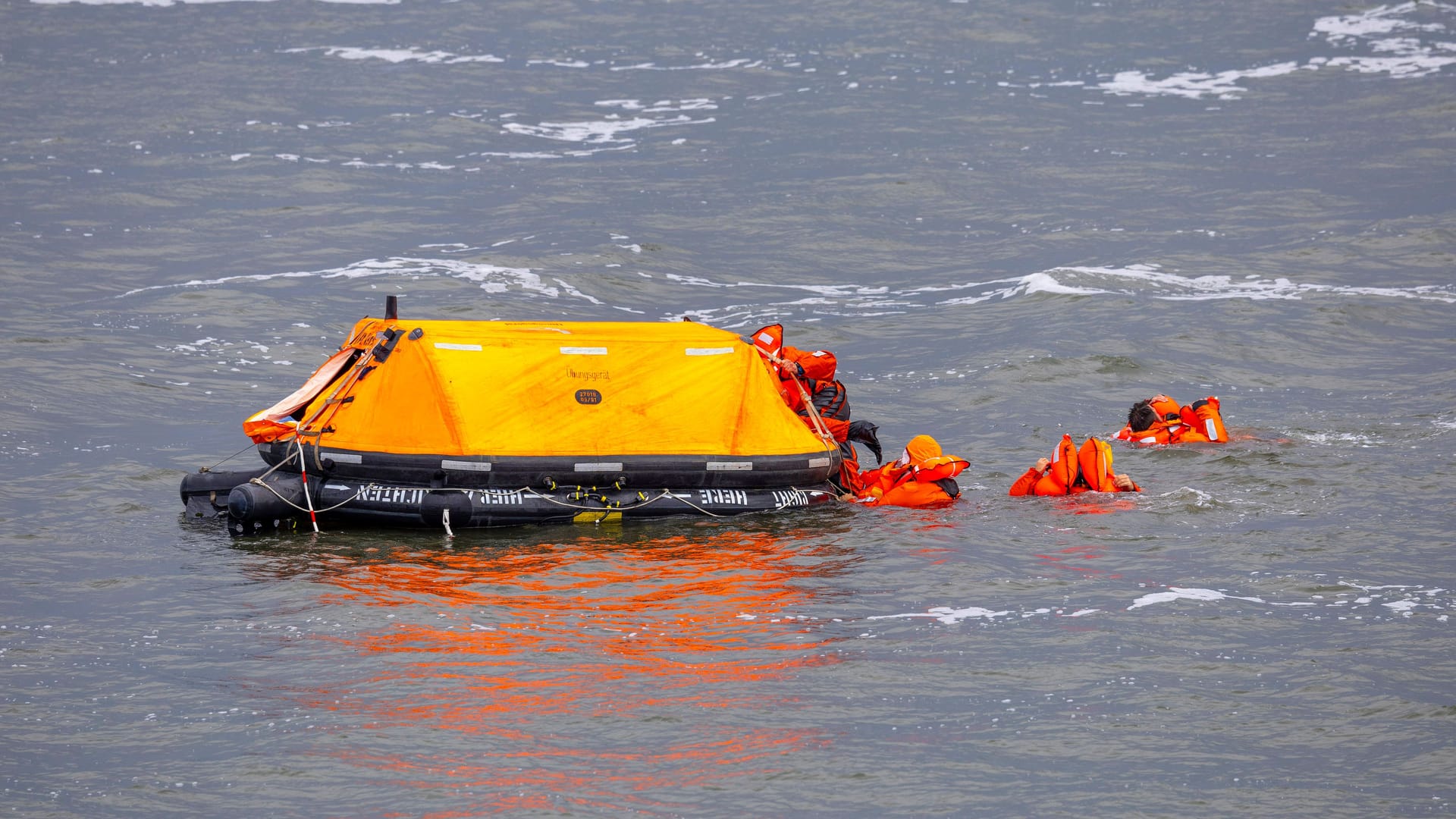 Rettungsinsel: So oder ähnlich könnte eine Rettungsinsel bei einer Notwasserung aussehen.