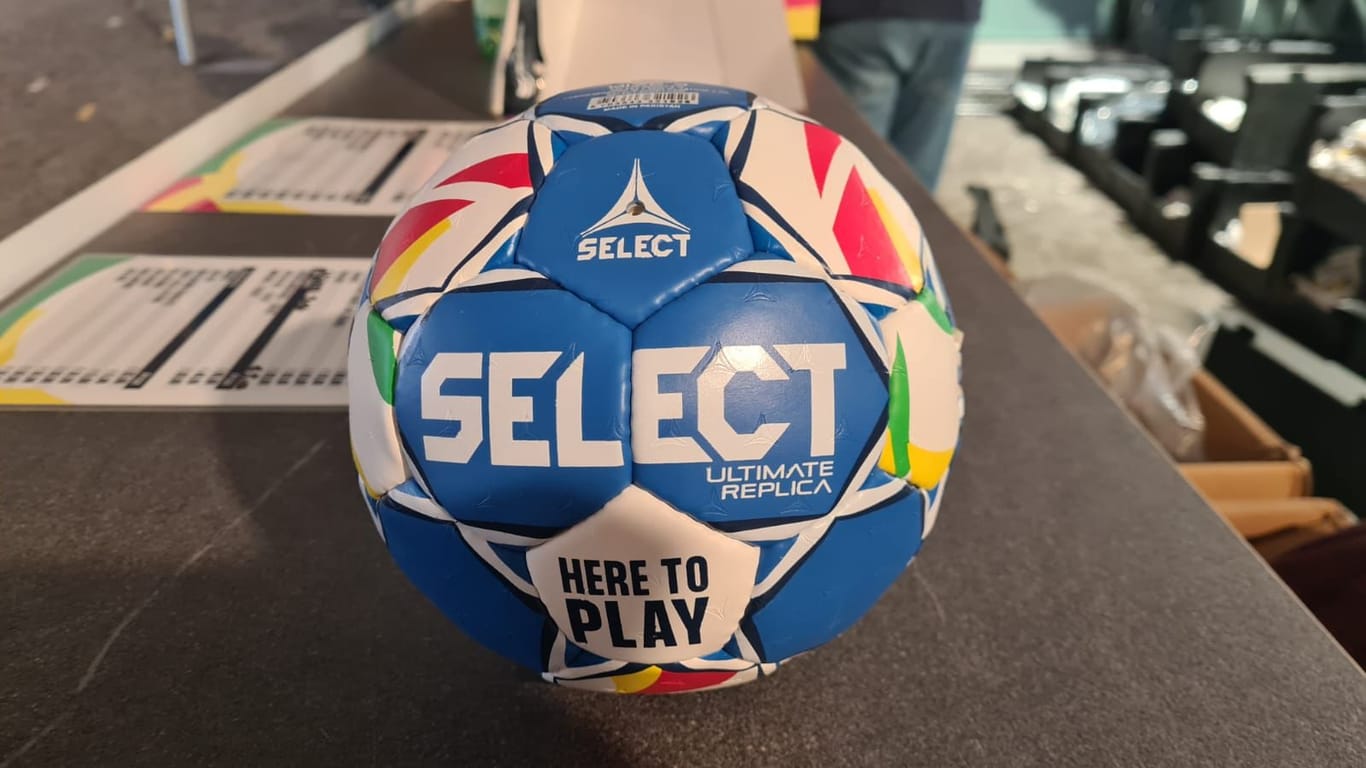 Den EM-Ball gibt es als Replika für 40 Euro, wer den offiziellen Spielball haben möchte, zahlt 90 Euro.