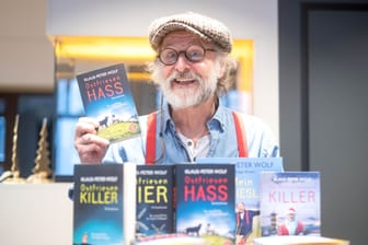 Klaus-Peter Wolf sitzt mit seinen Büchern im Café ten Cate. Mit seinen Ostfriesenkrimis erreicht Bestsellerautor Klaus-Peter Wolf ein Millionenpublikum.