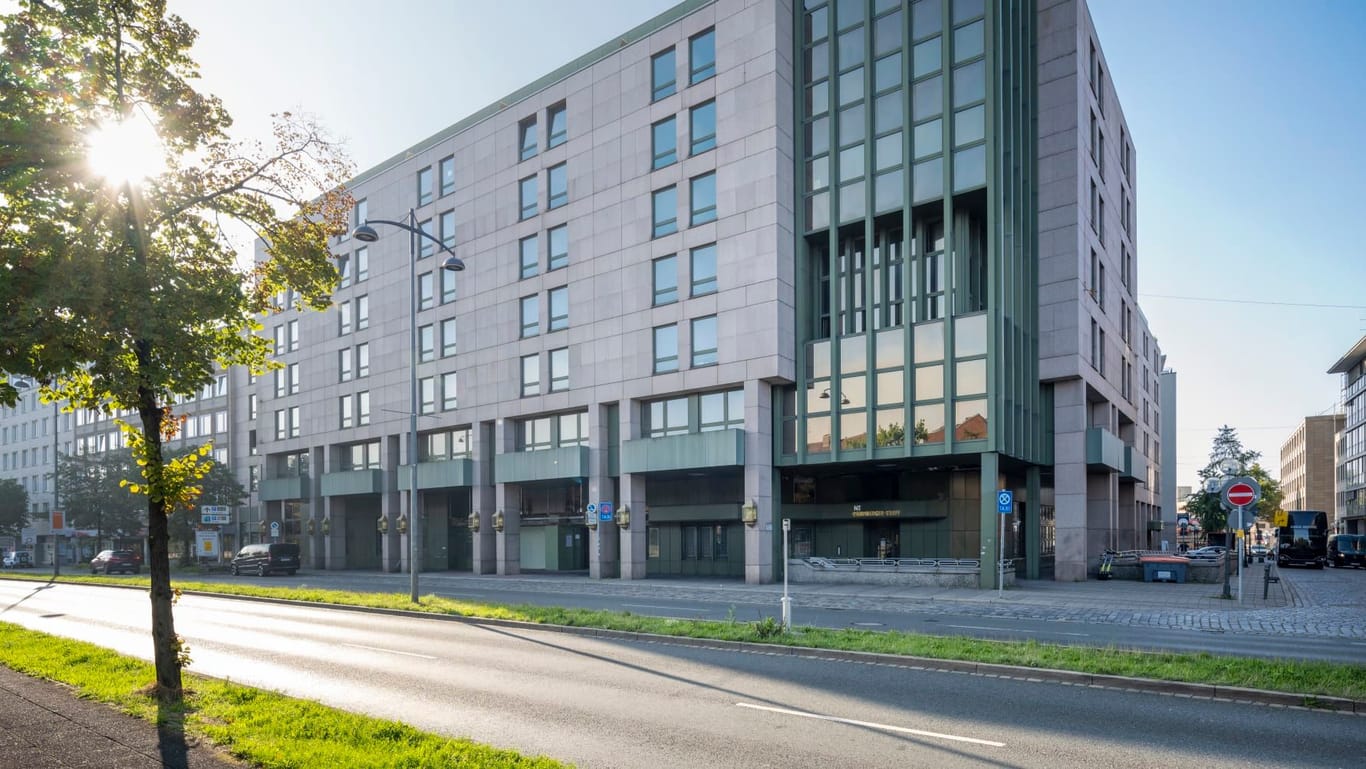 Das Hotel am Frauentorgraben kennt jeder Nürnberger: 30 Jahre lang war es Ort vieler großer Promi-Veranstaltungen – jetzt übernimmt ein Hotelriese das ehemalige Maritim Hotel.