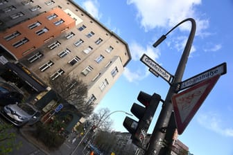 Graefestraße Ecke Urbanstraße. Straßenschild und Schild für verkehrsberuhigte Zone.