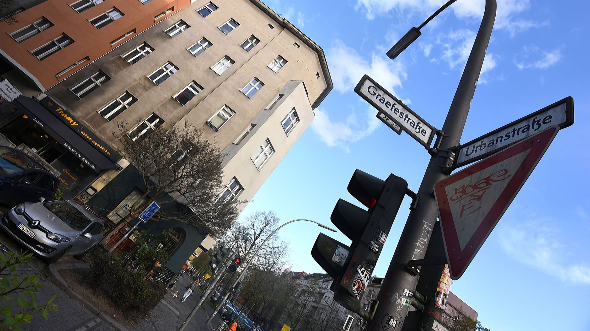 Graefestraße Ecke Urbanstraße. Straßenschild und Schild für verkehrsberuhigte Zone. Graefestraße Ecke Urbanstraße. Straßenschild und Schild für verkehrsberuhigte Zone.