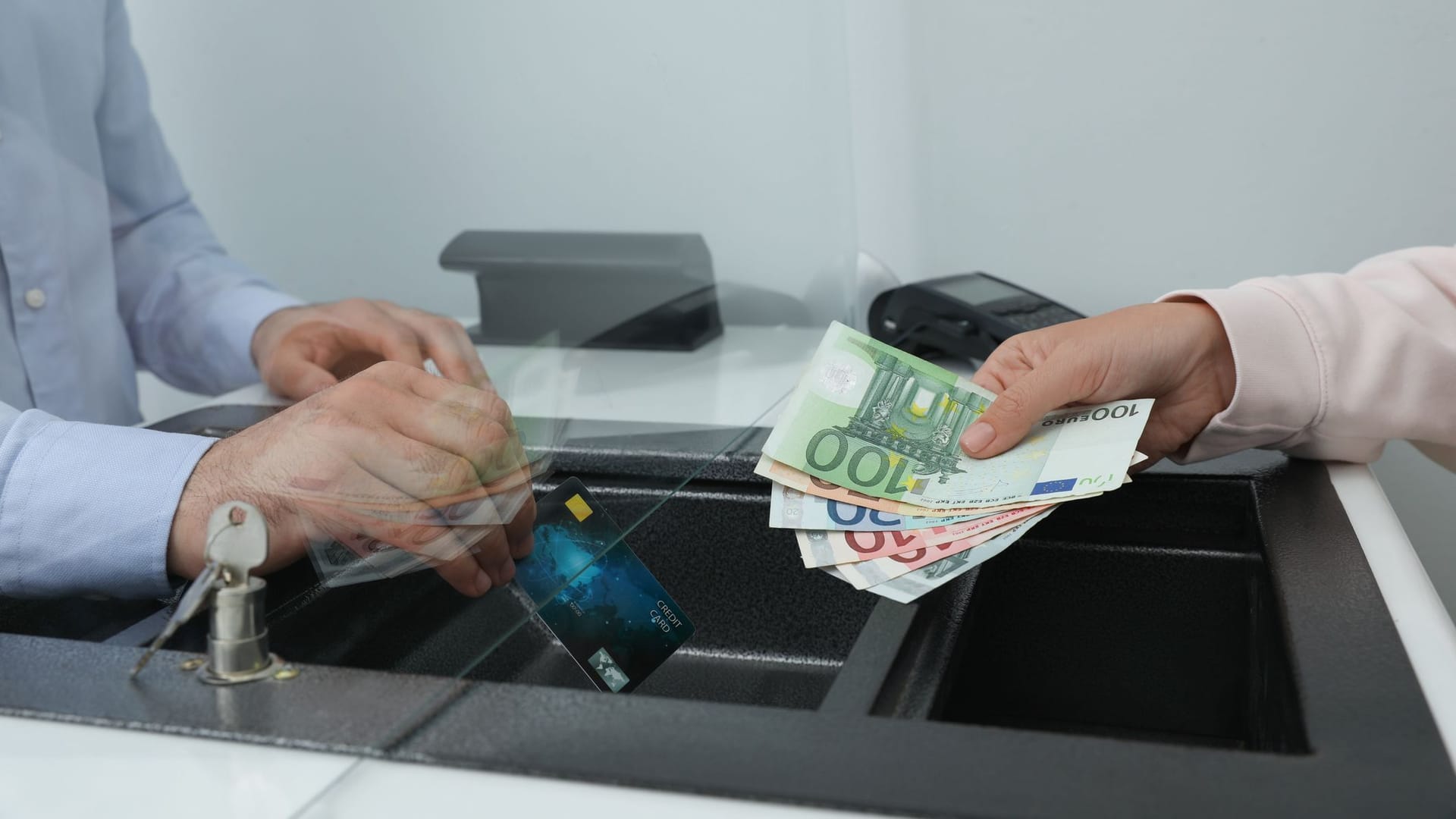 Bargeld einzahlen am Bankschalter