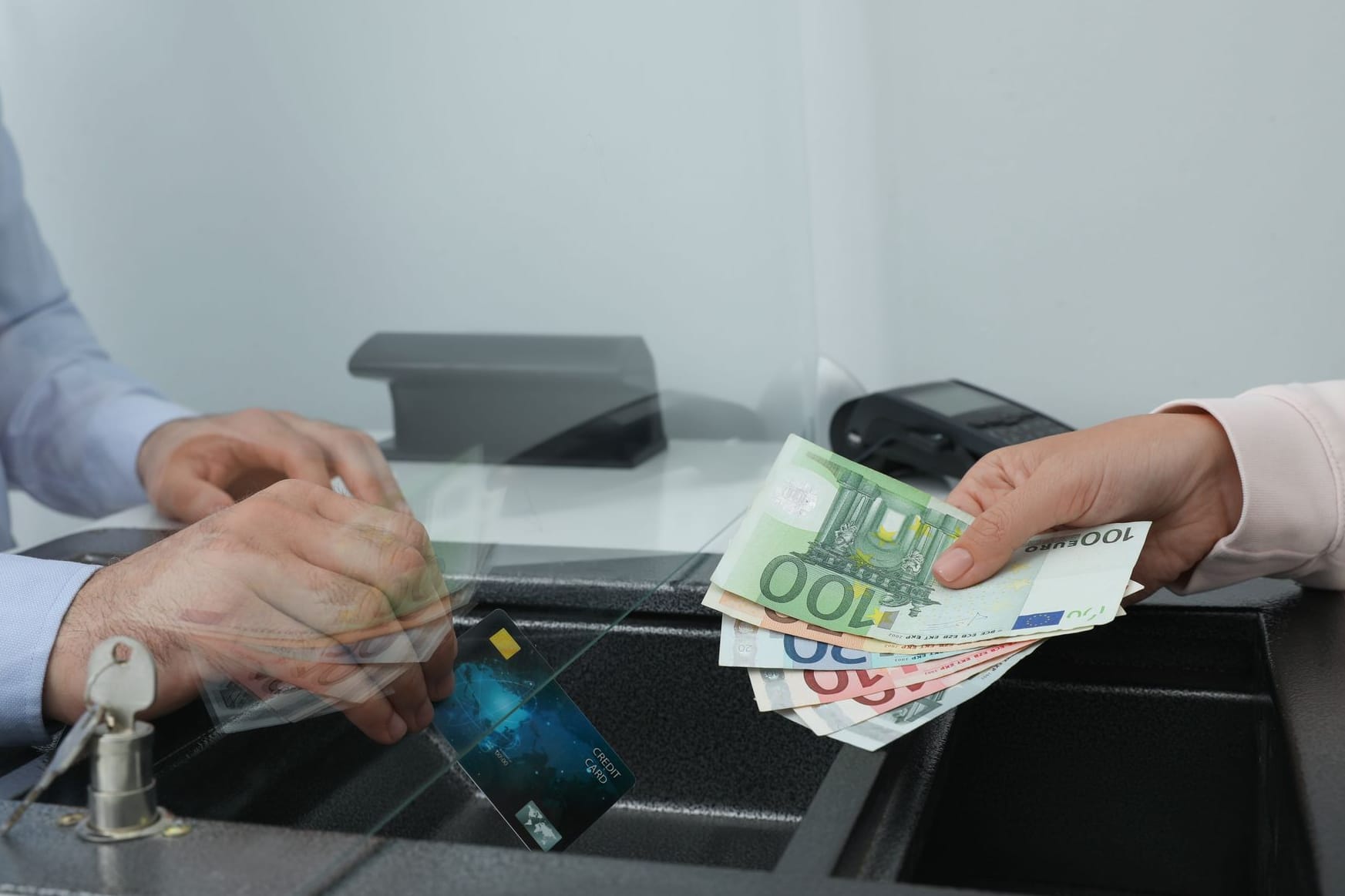 Bargeld einzahlen am Bankschalter